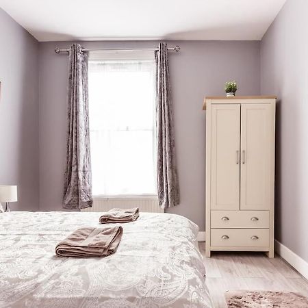 4 Bedroom House, 2 Min Walk From Station London Exteriör bild