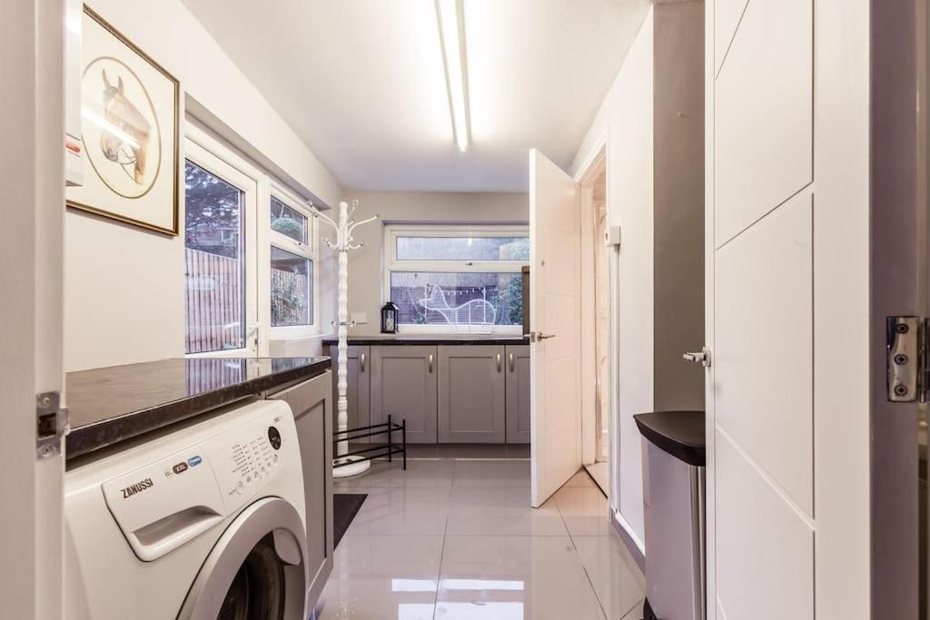 4 Bedroom House, 2 Min Walk From Station London Exteriör bild