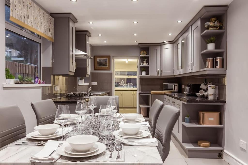 4 Bedroom House, 2 Min Walk From Station London Exteriör bild