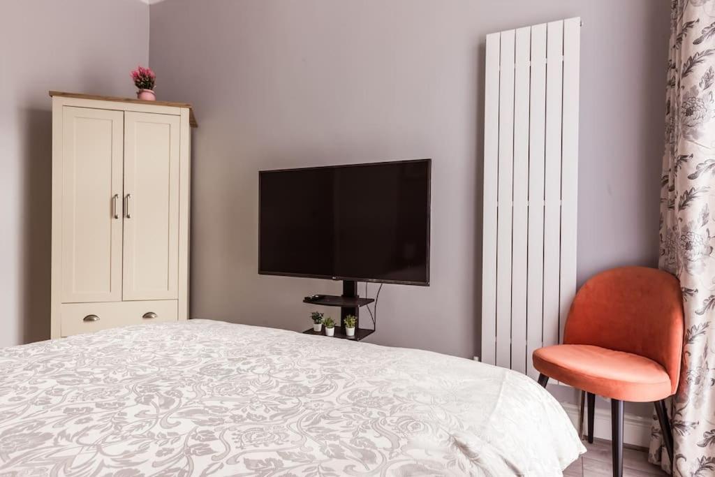 4 Bedroom House, 2 Min Walk From Station London Exteriör bild