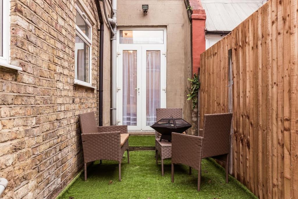 4 Bedroom House, 2 Min Walk From Station London Exteriör bild