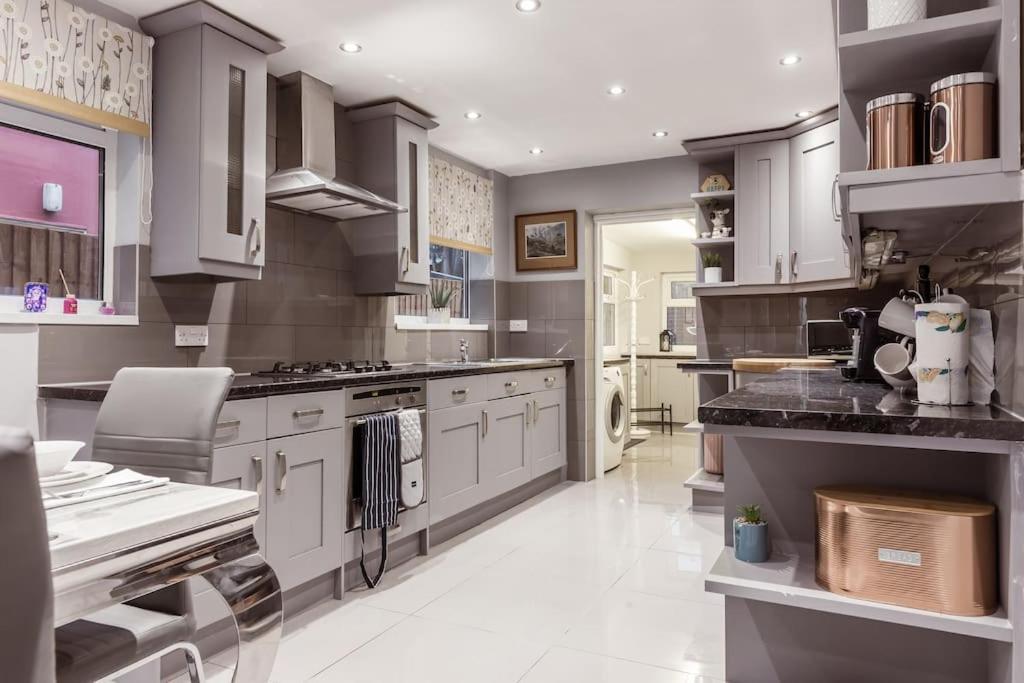 4 Bedroom House, 2 Min Walk From Station London Exteriör bild