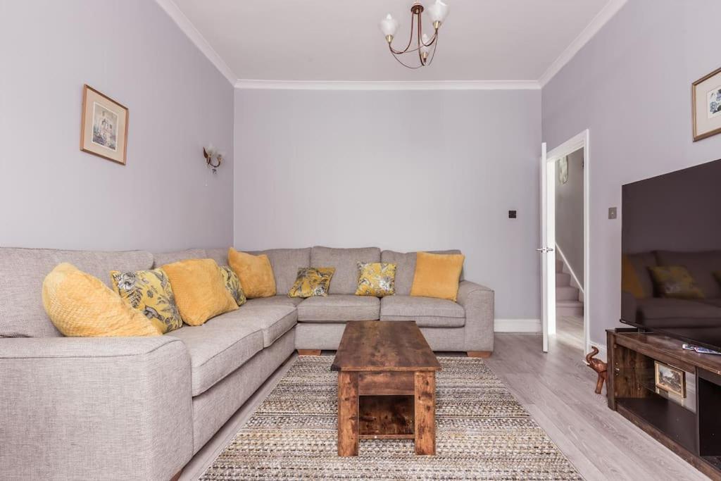 4 Bedroom House, 2 Min Walk From Station London Exteriör bild