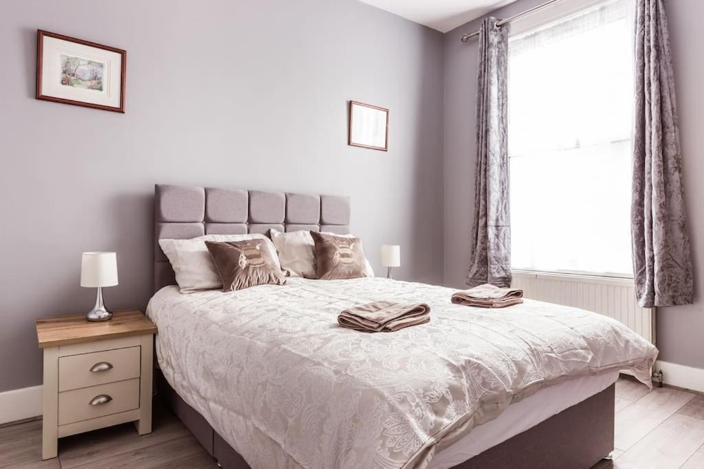 4 Bedroom House, 2 Min Walk From Station London Exteriör bild