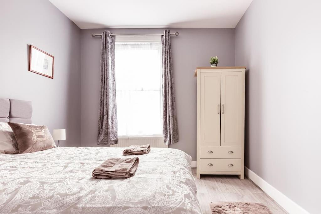 4 Bedroom House, 2 Min Walk From Station London Exteriör bild