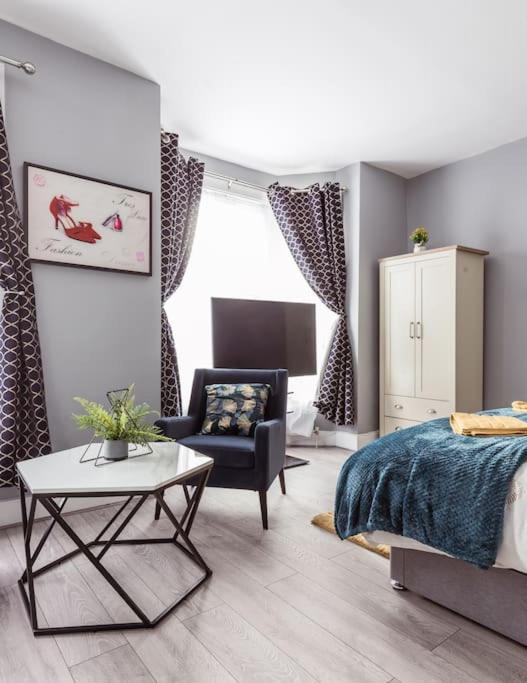 4 Bedroom House, 2 Min Walk From Station London Exteriör bild