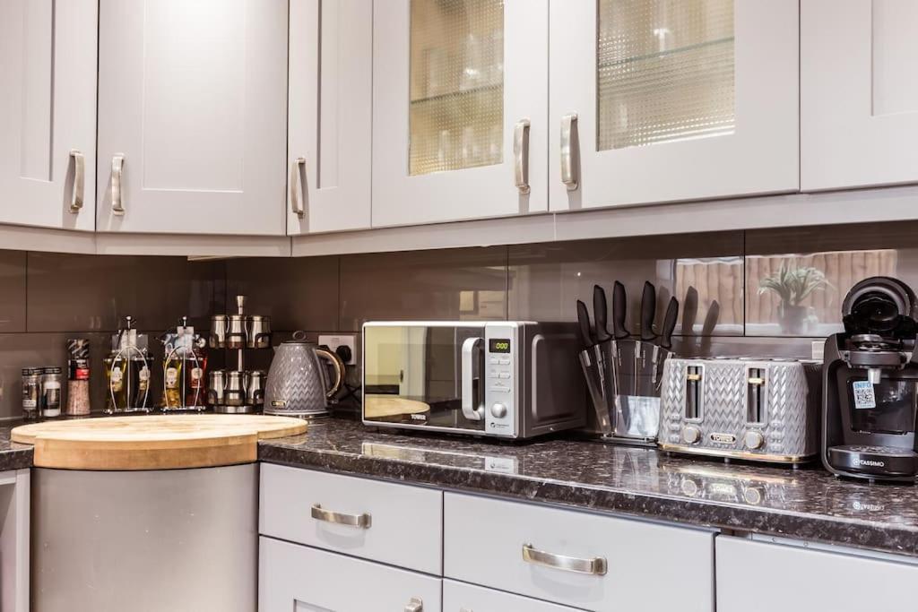 4 Bedroom House, 2 Min Walk From Station London Exteriör bild