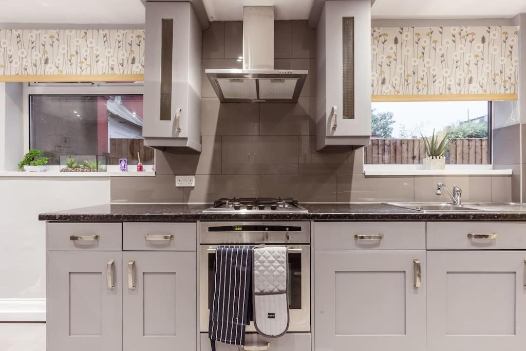 4 Bedroom House, 2 Min Walk From Station London Exteriör bild