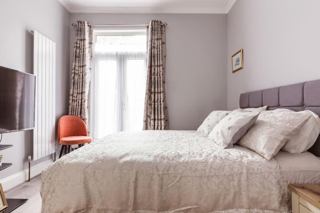 4 Bedroom House, 2 Min Walk From Station London Exteriör bild