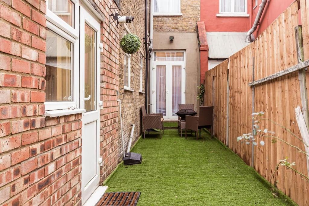 4 Bedroom House, 2 Min Walk From Station London Exteriör bild
