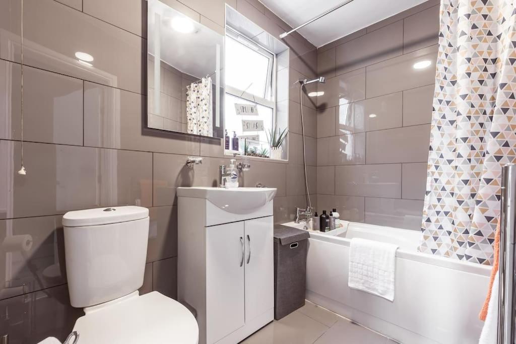 4 Bedroom House, 2 Min Walk From Station London Exteriör bild