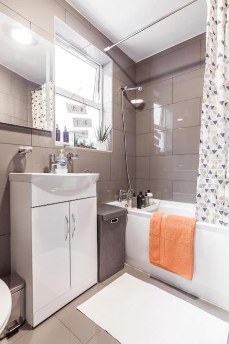 4 Bedroom House, 2 Min Walk From Station London Exteriör bild