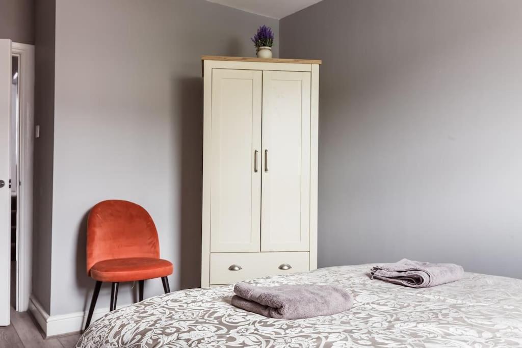 4 Bedroom House, 2 Min Walk From Station London Exteriör bild